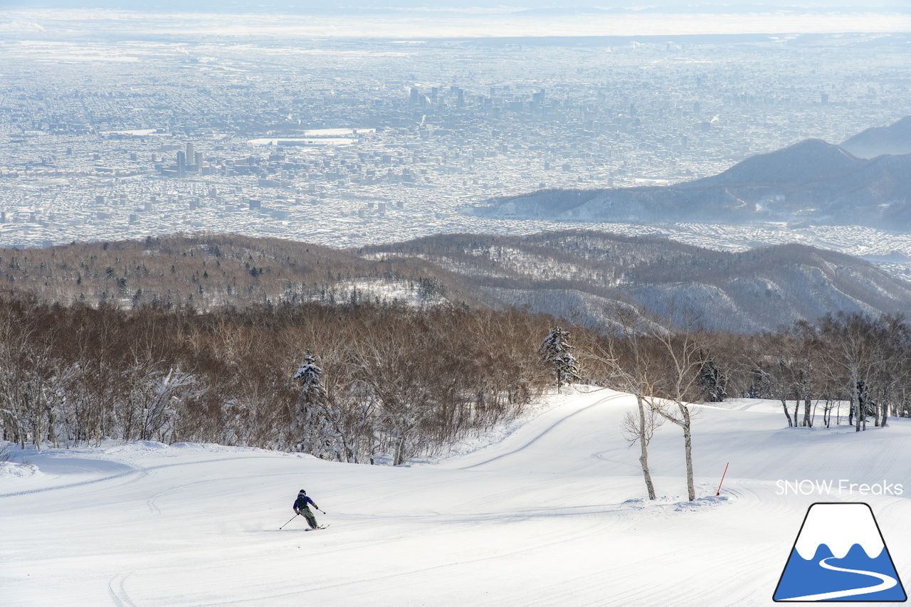 サッポロテイネ｜プロスキーヤー・中西太洋さんが、今季 SNOW Freaks 初登場。コンディション良好なゲレンデ＆パウダーを滑る、そして、撮る！